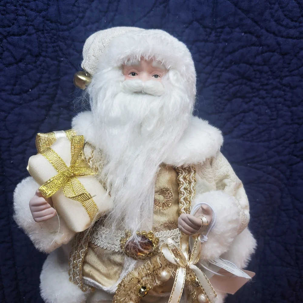 Pier 1 White And Gold Snowy Santa Decor Figure With Wreath